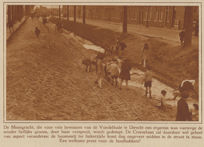 350072 Gezicht op de Moesgracht langs de Vondelkade te Utrecht, met enkele spelende kinderen, tijdens de demping van de ...